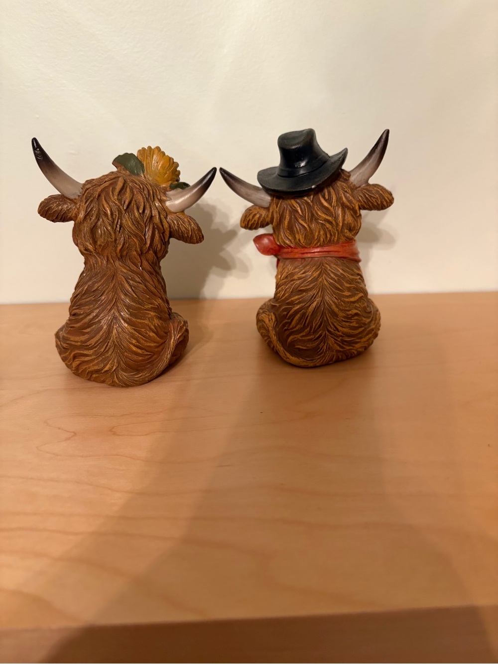 Hobby Lobby Brown Highland Cow Figurine Duo with Red/orange Scarves approx 4 1/2 - Picture 3 of 4